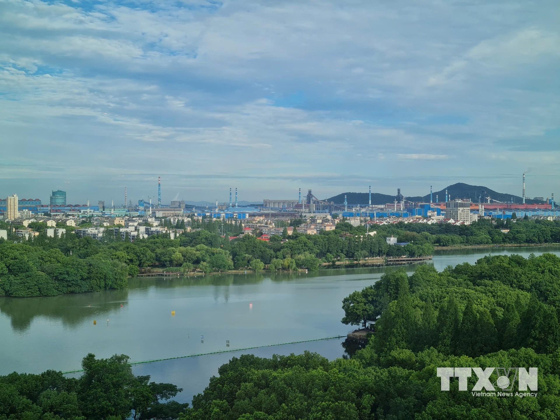 Một khu nhà máy thép của tỉnh An Huy, Trung Quốc. (Ảnh: Quang Hưng/TTXVN)